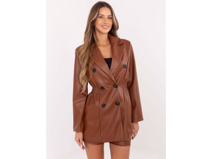 Modelka má na sebe elegantné dámske sako z ekokože v modernom dvojradovom strihu.