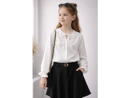 Dievča v bielej elegantnej blúzke s viazaním pri krku, dlhý rukáv