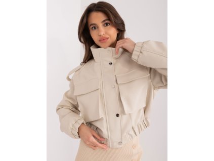 Modelka má na sebe čiernu krátku bundu z ekokože s elastickým pásom.