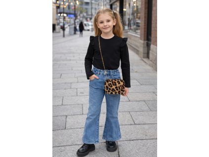 Dievčenské čierne tričko s volánikmi na ramenách na dievčati v meste, veľkosť 116