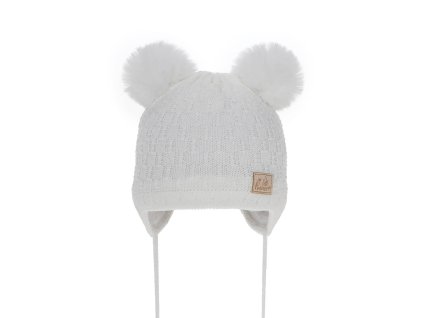 Detská pletená zimná čiapka s dvojitou bambuľou a viazaním pod bradou na bielom pozadí.