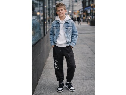 Chlapčenské čierne cargo tepláky RESPECT na chlapcovi v mestskom štýle