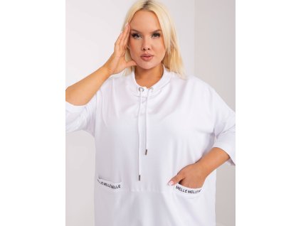 Plus size blúzka s kapucňou a vreckom v oversized strihu na modelke