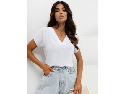 Modelka v elegantnej basic blúzke s krátkym rukávom a výstrihom do V.