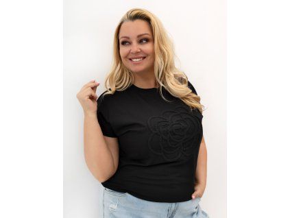 Modelka v plus size tričku s kvetinovou aplikáciou.