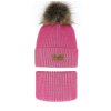 Dievčenský zimný set – ružová čiapka s brmbolcom a teplý nákrčník na dievčati