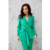 Dámske elegantné sako v smaragdovo zelenej farbe s viazaním v páse. Model má dlhé rukávy, klasický golier a dve dekoratívne klopové vrecká. Zaväzovanie umožňuje prispôsobiť strih postave, čím krásne zvýrazní pás. Vďaka jemne vypasovanému strihu a kvalitnému materiálu je sako ideálne na každodenné nosenie, do práce, ale aj na špeciálne príležitosti.