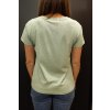 Modelka v mint zelenom dámskom tričku La Tynka s krátkym rukávom, výstrihom do V a malým vzorovaným vreckom, veľkosť M/L