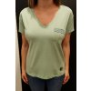 Modelka v mint zelenom dámskom tričku La Tynka s krátkym rukávom, výstrihom do V a malým vzorovaným vreckom, veľkosť M/L