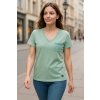 Modelka v mint zelenom dámskom tričku La Tynka s krátkym rukávom, výstrihom do V a malým vzorovaným vreckom, veľkosť M/L