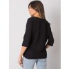 Modelka v čiernej bavlnenej dámskej blúzke s 3/4 rukávom a rifľami.