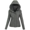Dámska krátka prešívaná zimná bunda s kapucňou a zapínaním na zips.