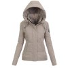 Dámska krátka prešívaná zimná bunda s kapucňou a zapínaním na zips.