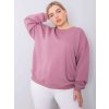Modelka v  oversize mikine plus size s bielymi nohavicami.
