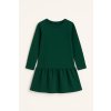 Tmavozelené dievčenské šaty s dlhým rukávom a jedným volánom na bielom pozadí.