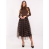 Modelka oblečená v dámskej tylovej midi sukni s kockovaným vzorom a hnedým topom