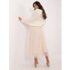 Modelka oblečená v béžovej tylovej midi sukni s podšívkou a krémovým svetrom