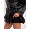 Mini sukňa bombka z ekokože so všitými šortkami – detail strihu a materiálu