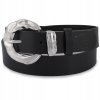 Detail čierneho dámskeho koženého opasku Beltimore s výraznou striebornou dizajnovou prackou.
