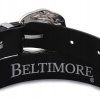 Detail čierneho dámskeho koženého opasku Beltimore s výraznou striebornou dizajnovou prackou.