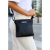 Čierna dámska kožená crossbody kabelka Beltimore s nastaviteľným ramenným popruhom a predným vreckom na zips.