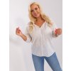 Bielo-svetlobéžová vyšívaná plus size blúzka s 3/4 rukávom na modelke