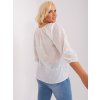 Bielo-svetlobéžová vyšívaná plus size blúzka s 3/4 rukávom na modelke