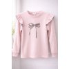 Dievča v svetloružovom rebrovanom tričku s volánmi na ramenách a potlačou mašle, outfit so sukňou