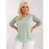 Elegantná plus size blúzka s bodkovaným vzorom a 3/4 rukávom na modelke