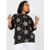 Čierna plus size blúzka s modernou potlačou a kapucňou na modelke