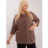 Plus size blúzka s kapucňou a vreckom v oversized strihu na modelke