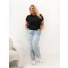 Modelka v plus size tričku s kvetinovou aplikáciou.