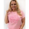 Modelka v plus size tričku s kvetinovou aplikáciou.