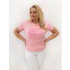 Modelka v plus size tričku s kvetinovou aplikáciou.