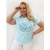 Modelka v plus size tričku s kvetinovou aplikáciou.