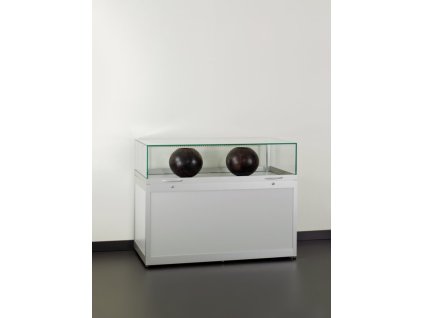 Pultová vitrína s výklopným sklem a soklem, LED osvětlení 1000x920x600 mm