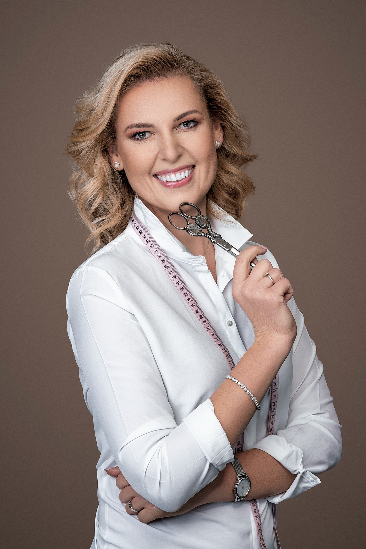 Lenka Izsák, návrhářka MiaBella – svatební šaty na míru a plus size, ateliér Svojetice u Prahy