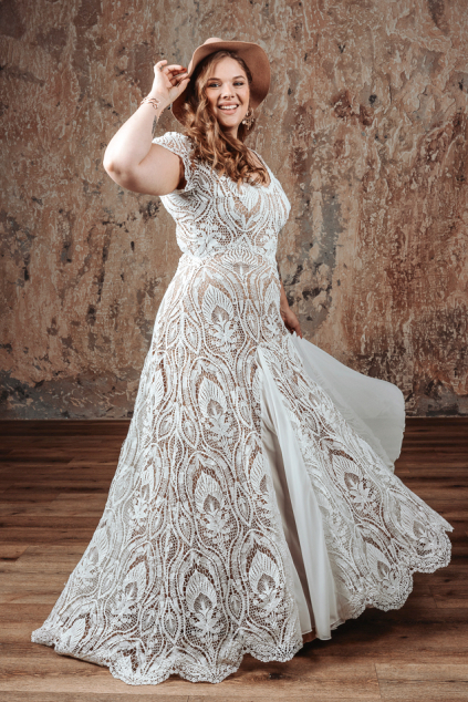 Odvážné svatební šaty MAYA PLUS MiaBella