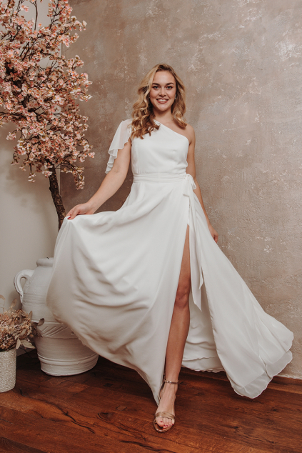 Jednoduché svatební šaty na jedno rameno MiaBella