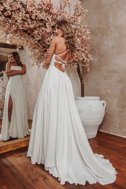 Svatební šaty EVA se šněrováním na zádech