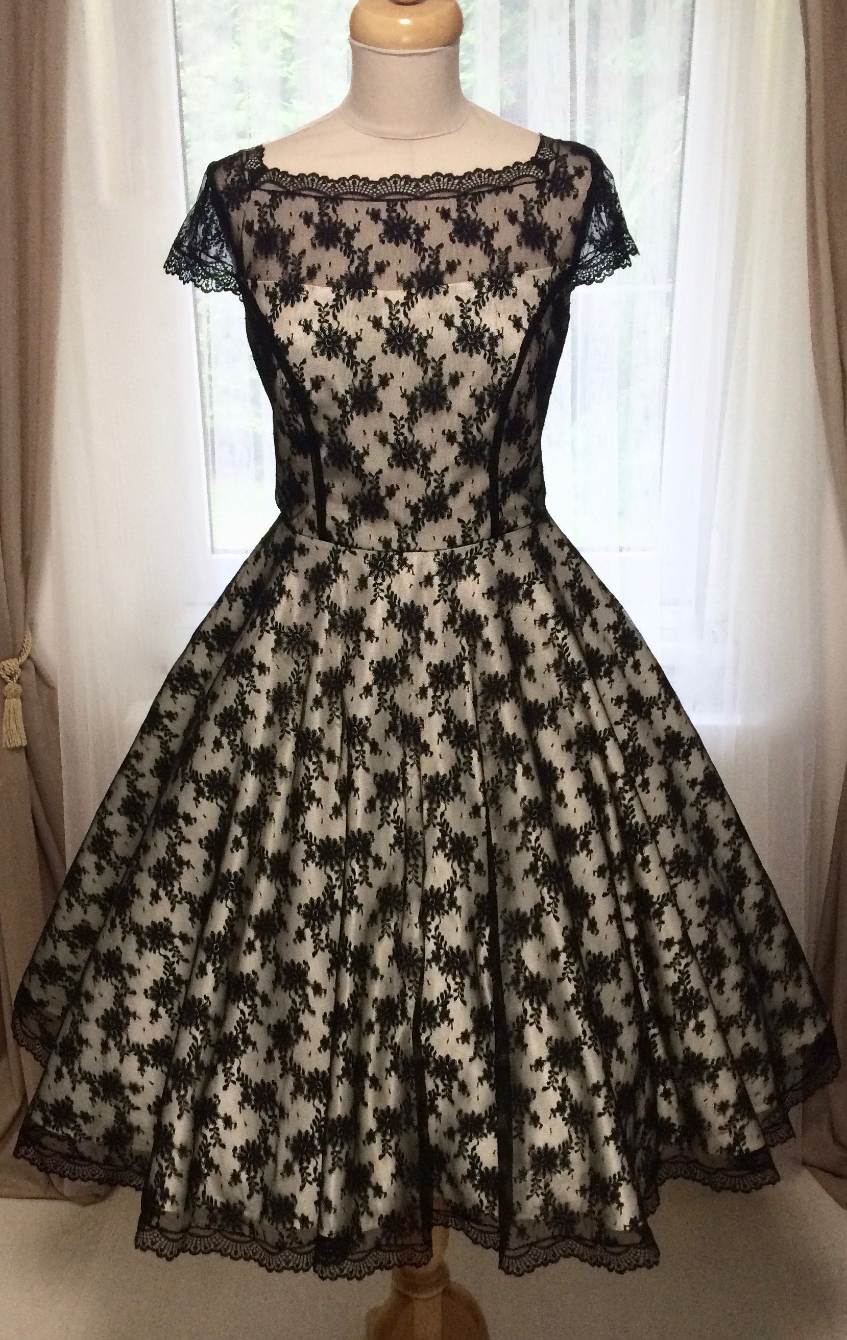 Korzetové retro šaty s černou krajkou, vel. 38