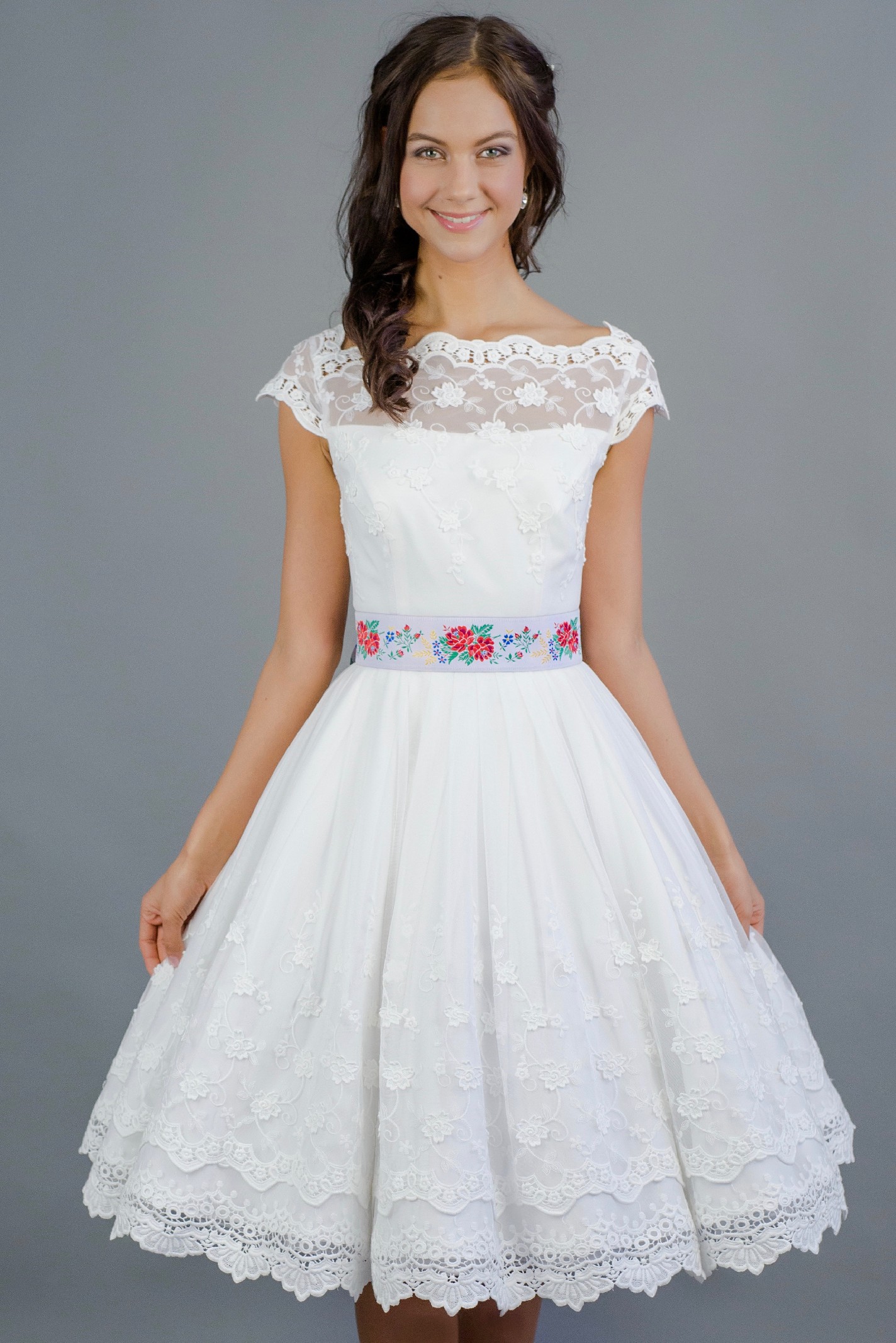 Folklórní svatební šaty s bavlněnou vintage krajkou