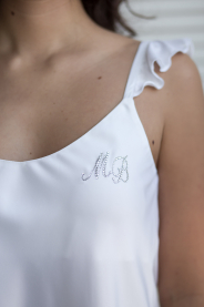 Bílé saténové pyžamo – přední pohled