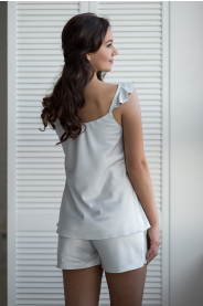 Šedo-modré saténové pyžamo – detail modelu