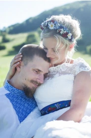 OBARVENÍ MODRÁ - folklórní svatební šaty – detail textury