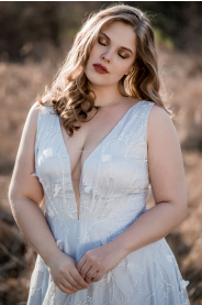 Šedo-modré svatební šaty ISABELLA PLUS – detail linie šatů