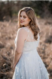 Šedo-modré svatební šaty ISABELLA PLUS – luxusní detail