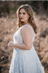 Šedo-modré svatební šaty ISABELLA PLUS – pohled zblízka