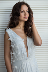 Šedo-modré svatební šaty ISABELLA PLUS – decentní detail