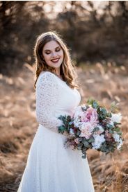 Celokrajkové svatební šaty ADELE PLUS – detail linie šatů